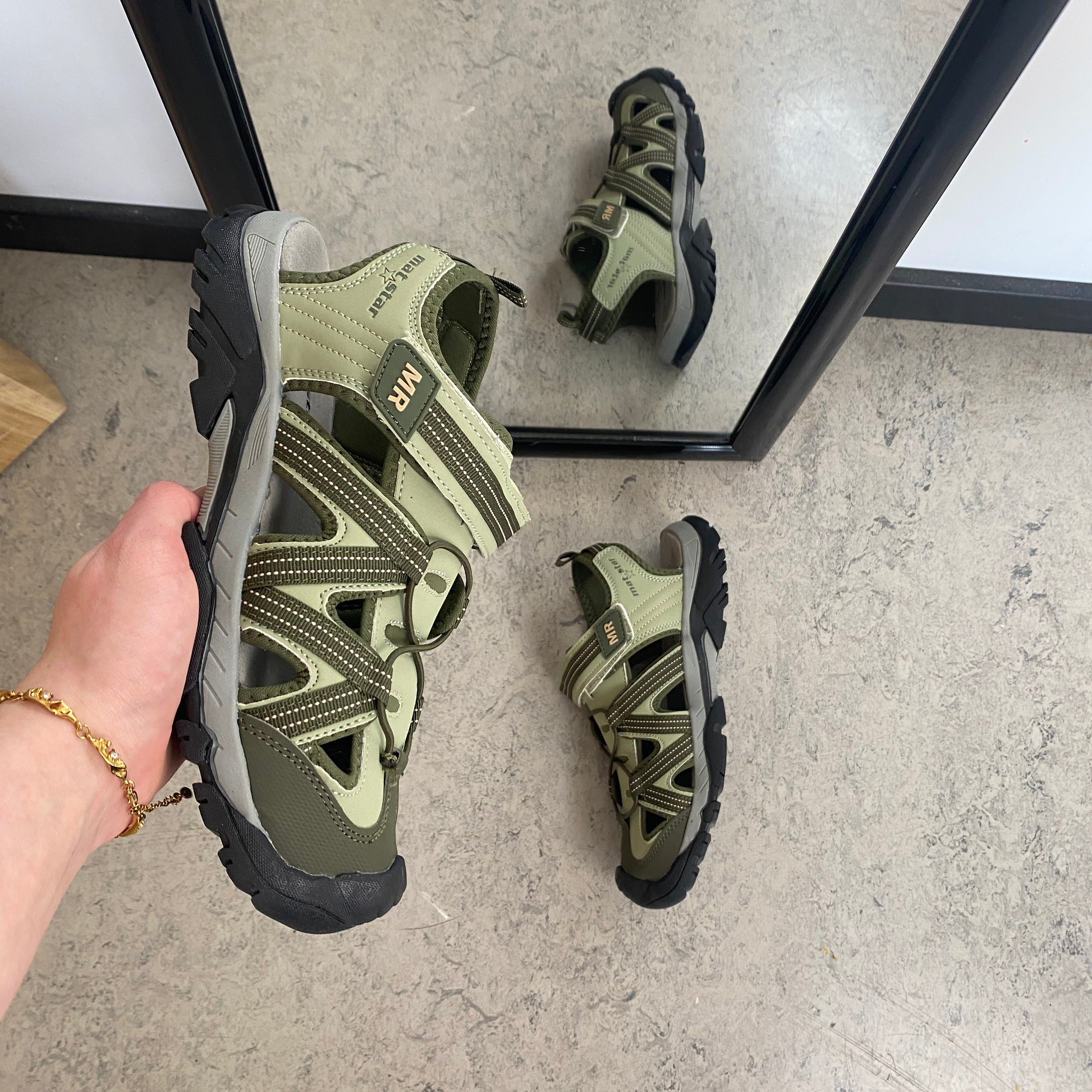 Robust tursandal i khaki med god støtte