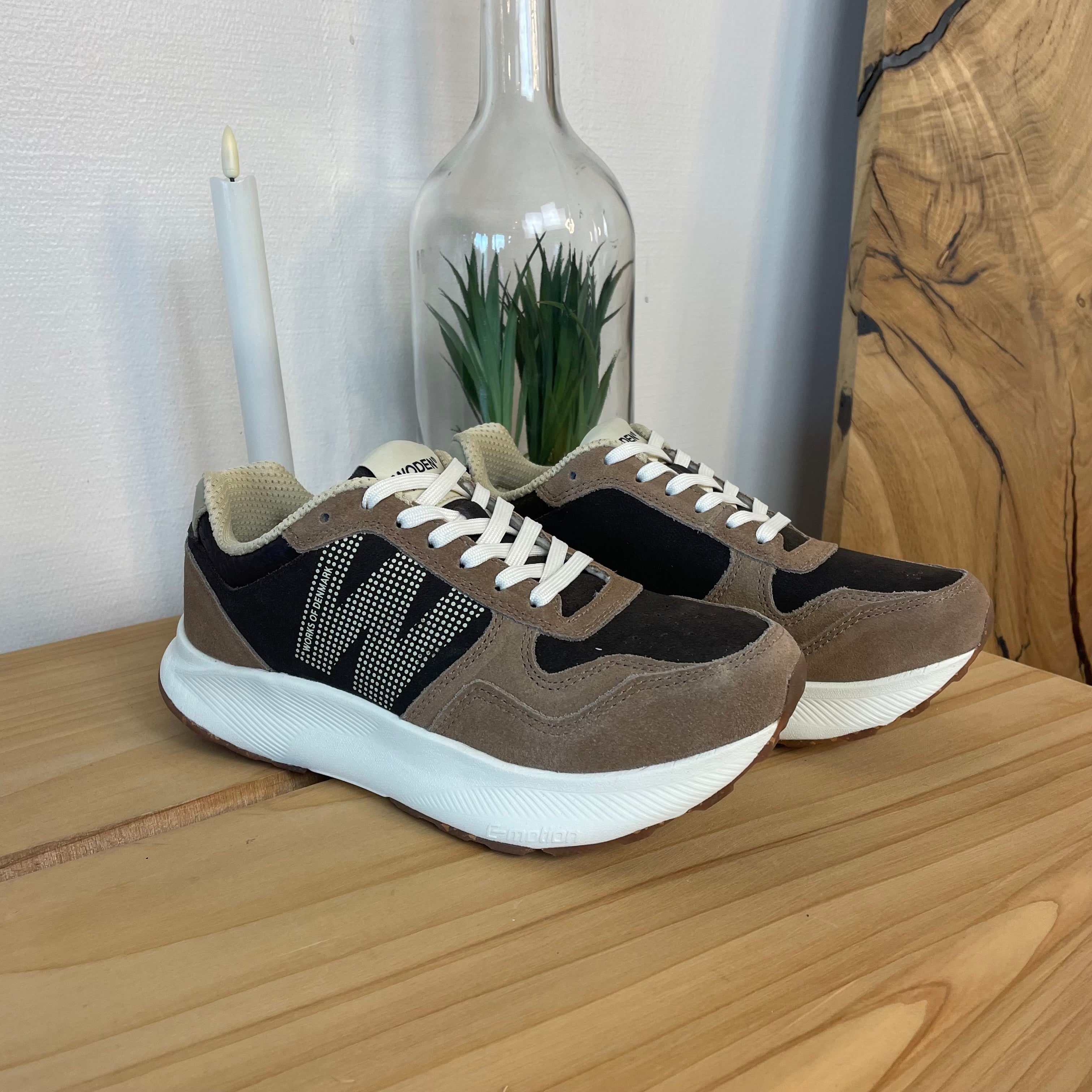 Mathilde Runner Leather – Woden-sneaker i brune nyanser med lett gangsåle