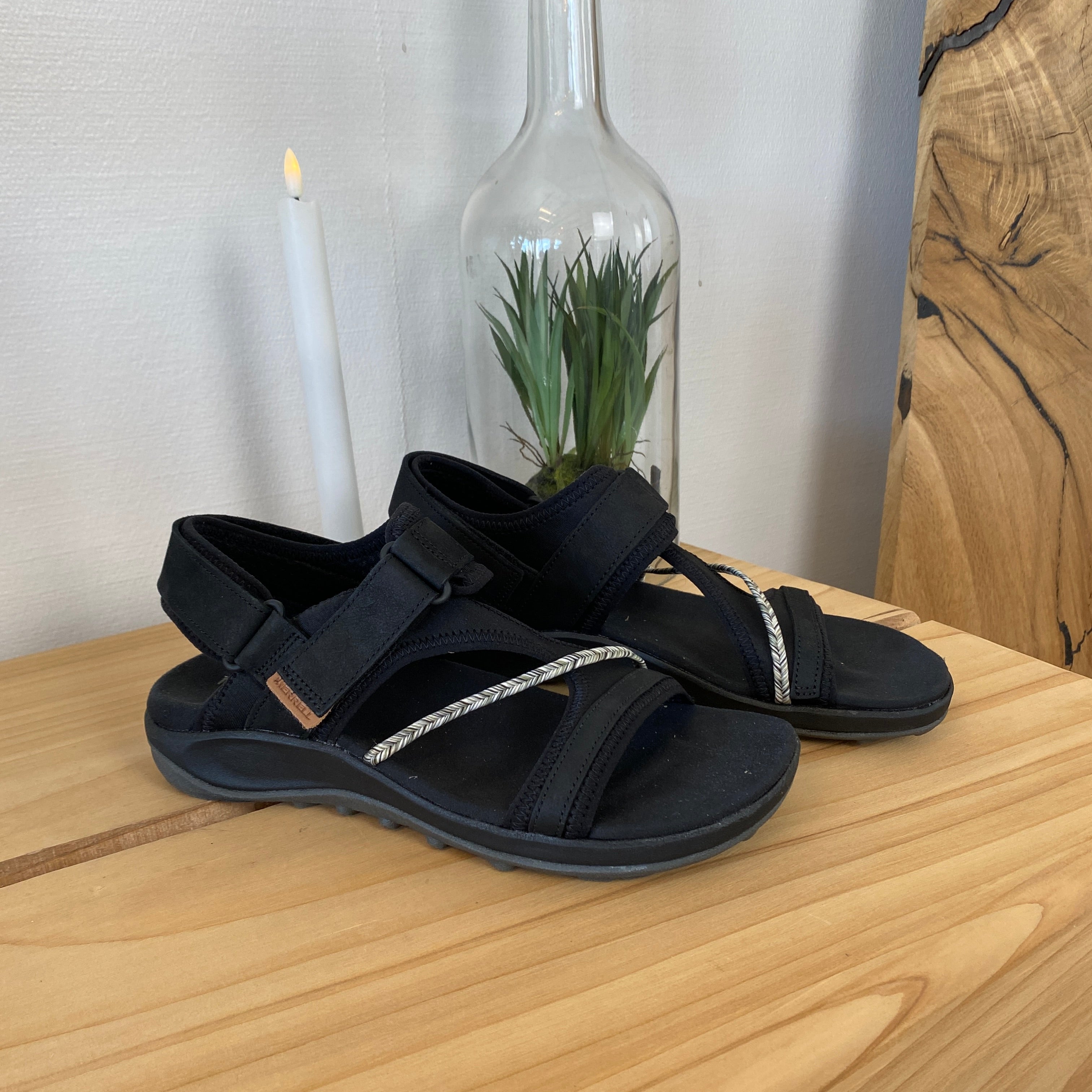 Svart Merrell-sandal – lett og komfortabel med justerbar passform