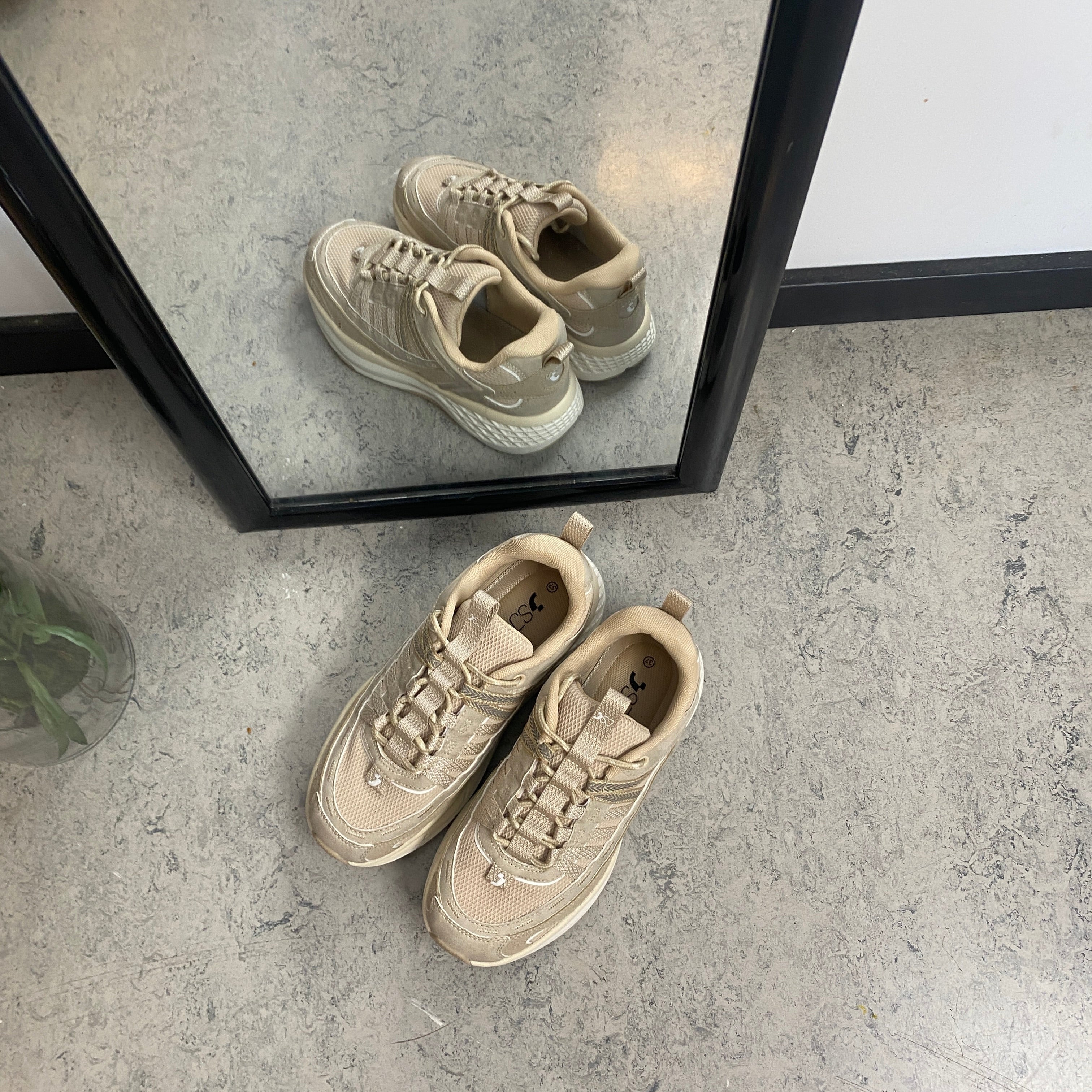 Beige/brune sko – Sykepleiebutikk.no