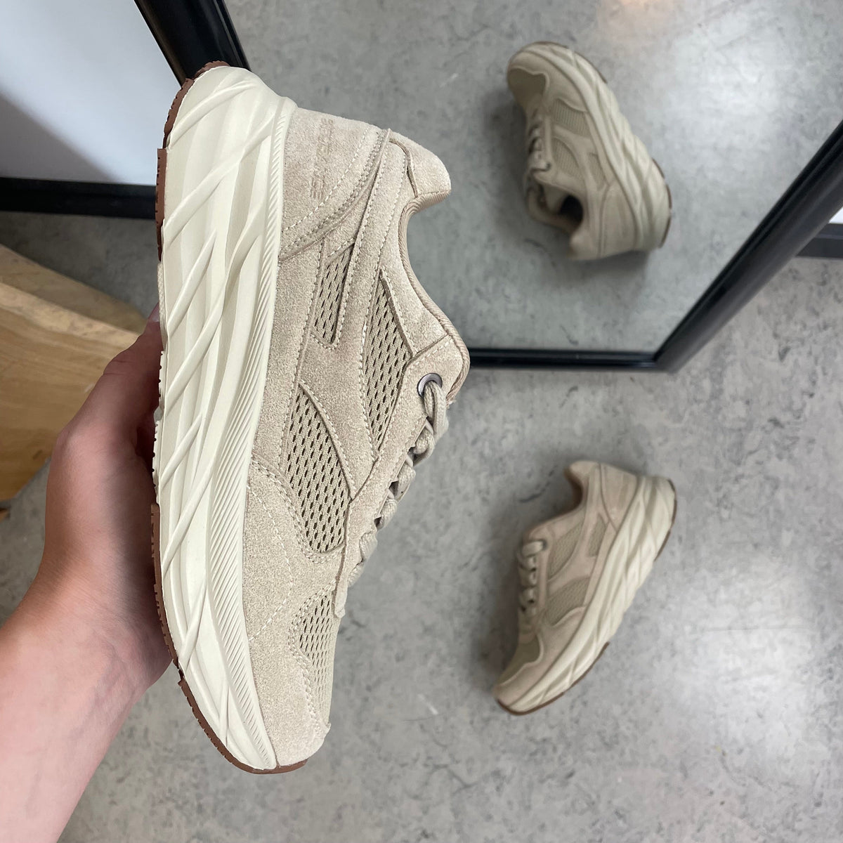 Endurance komfortsko til dame – beige sneaker med lett og støtabsorberende såle