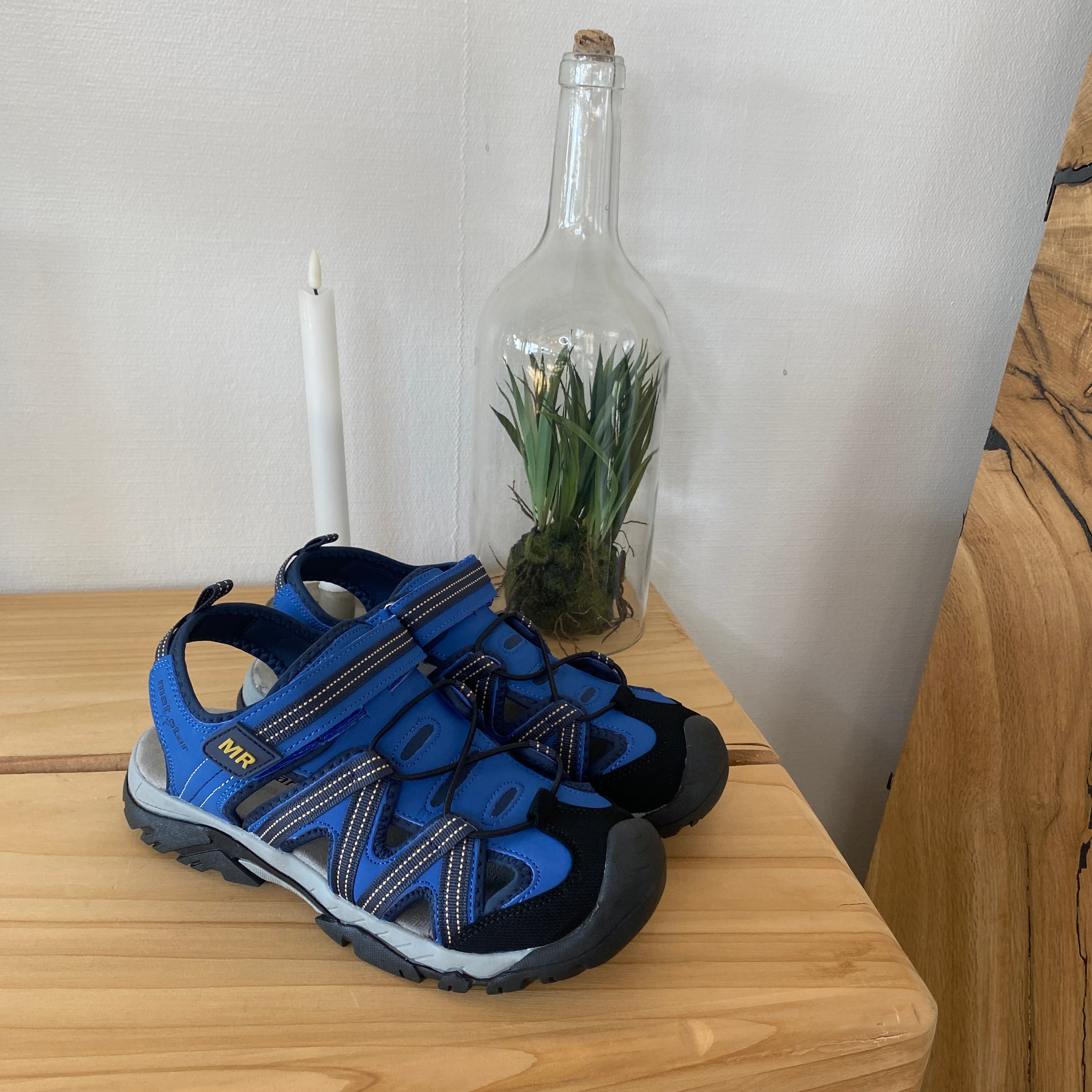 Robust tursandal i blå med god støtte