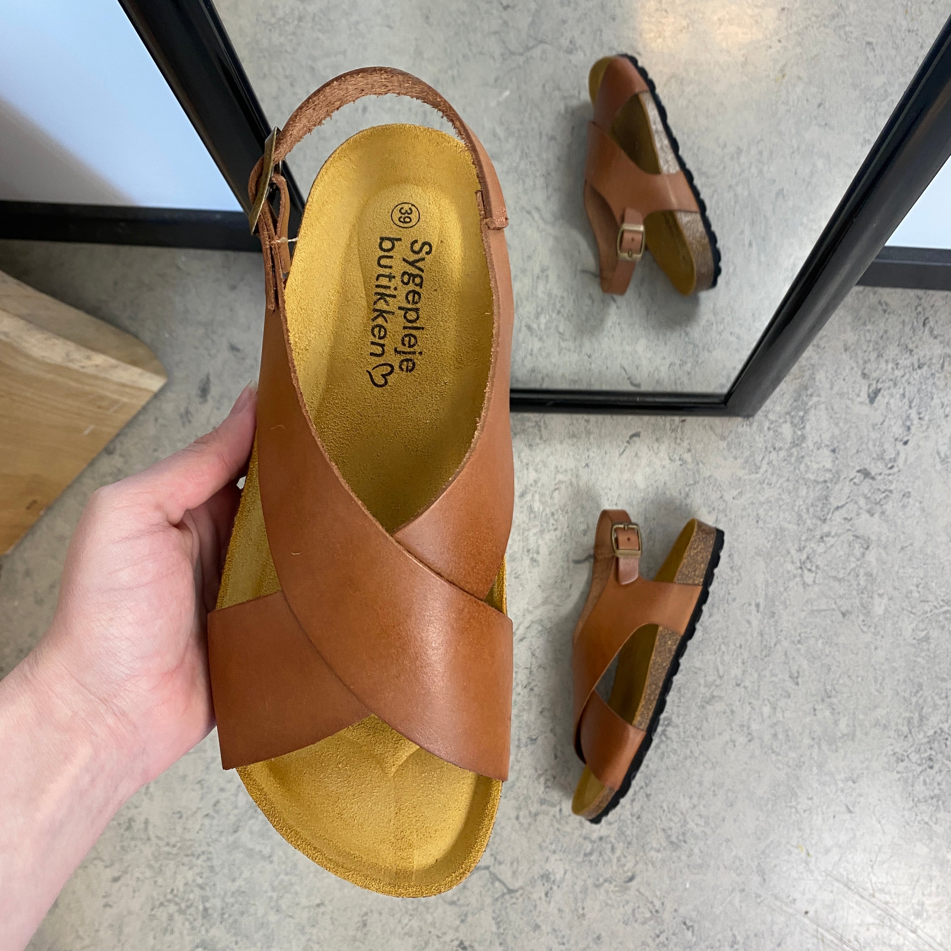 Brun sandal i glatt skinn med kryssremmer & hælrem | Sykepleiebutikk.no