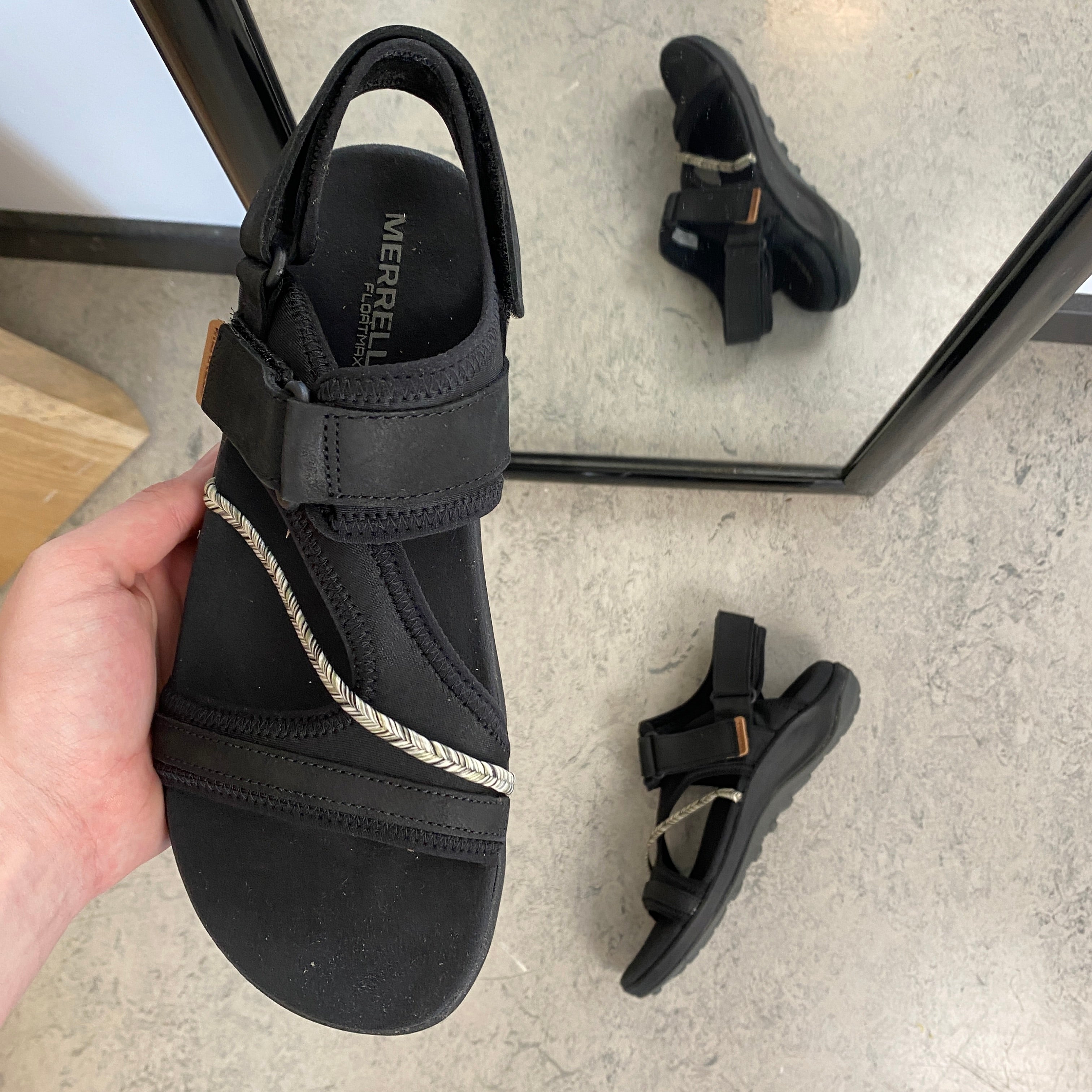 Svart Merrell-sandal – lett og komfortabel med justerbar passform