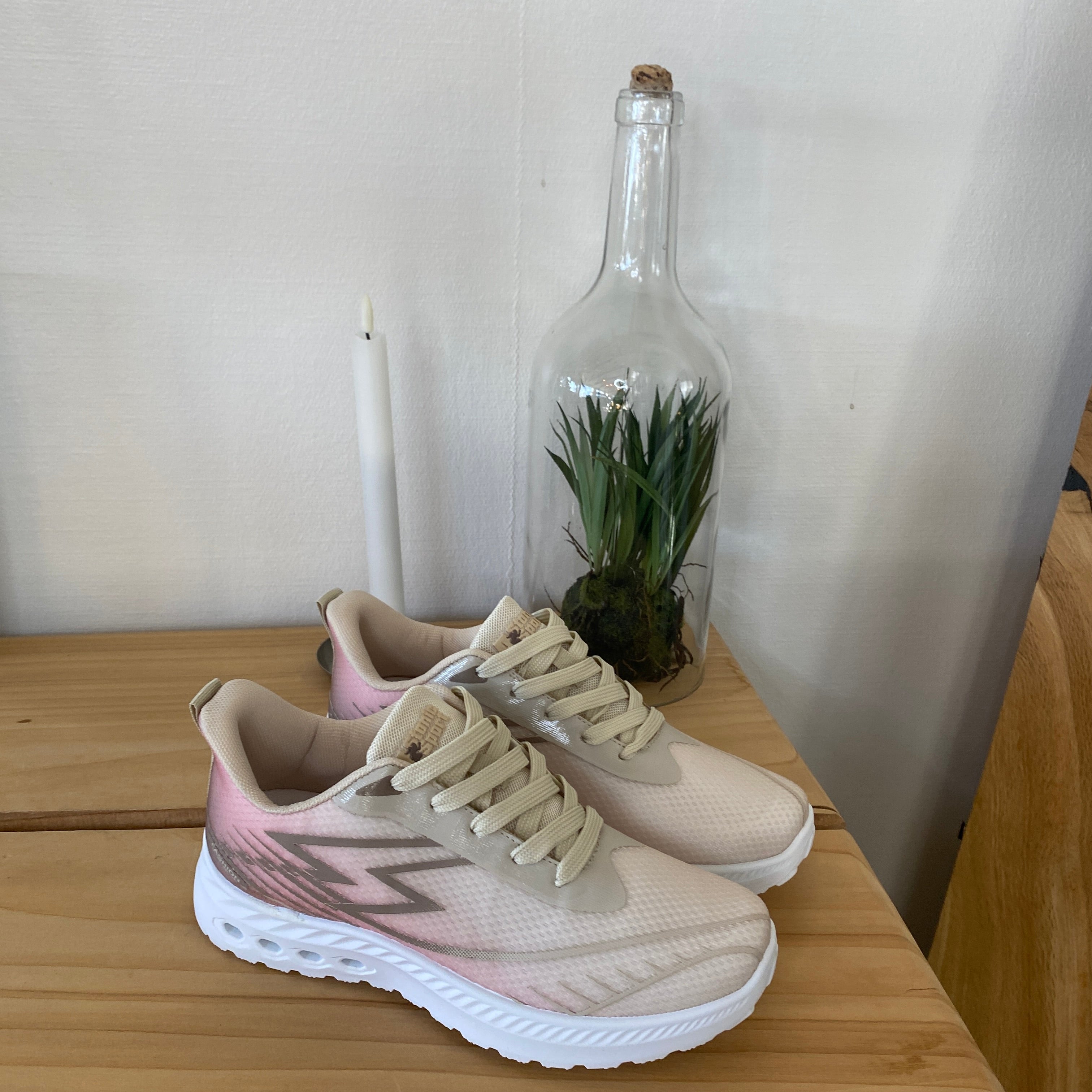 Beige lette sneakers i mesh med støtdempende såle