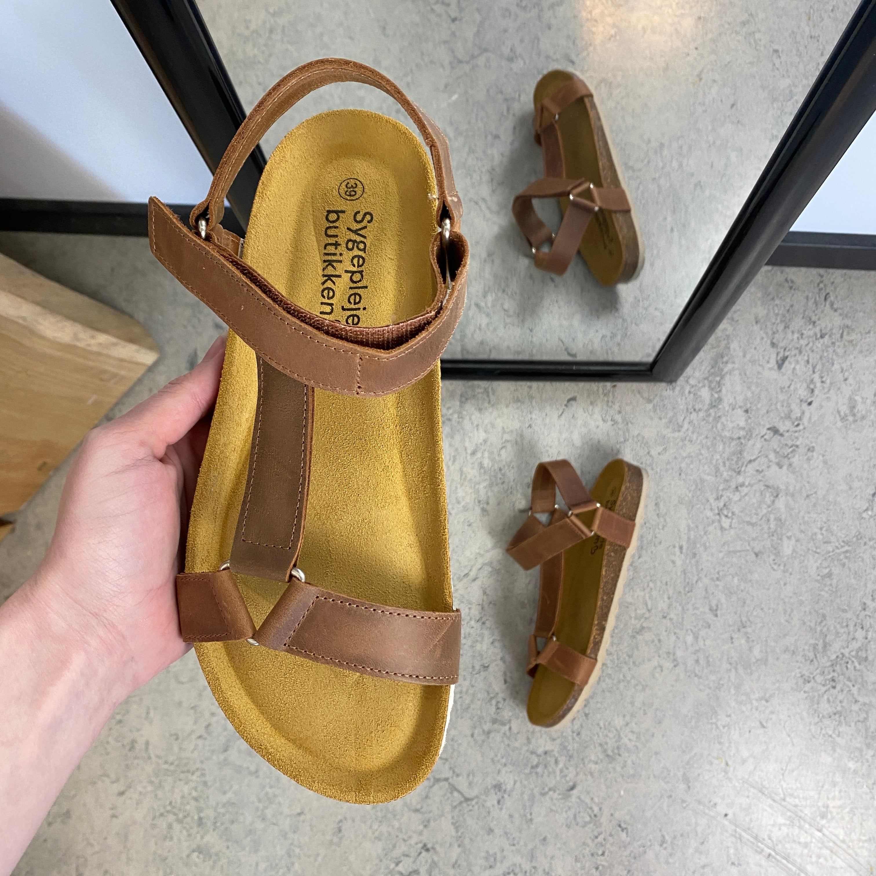 Crazy Brandi sandal i brunt skinn – komfortsandal med fast passform | Sykepleiebutikk.no