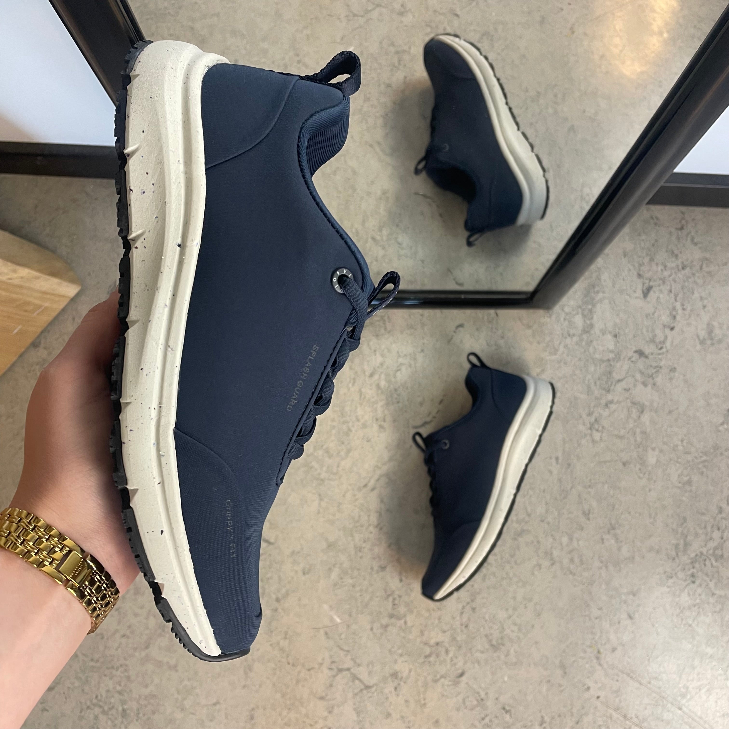 Marineblå komfort-sneaker med sklisikker såle og vanntett membran