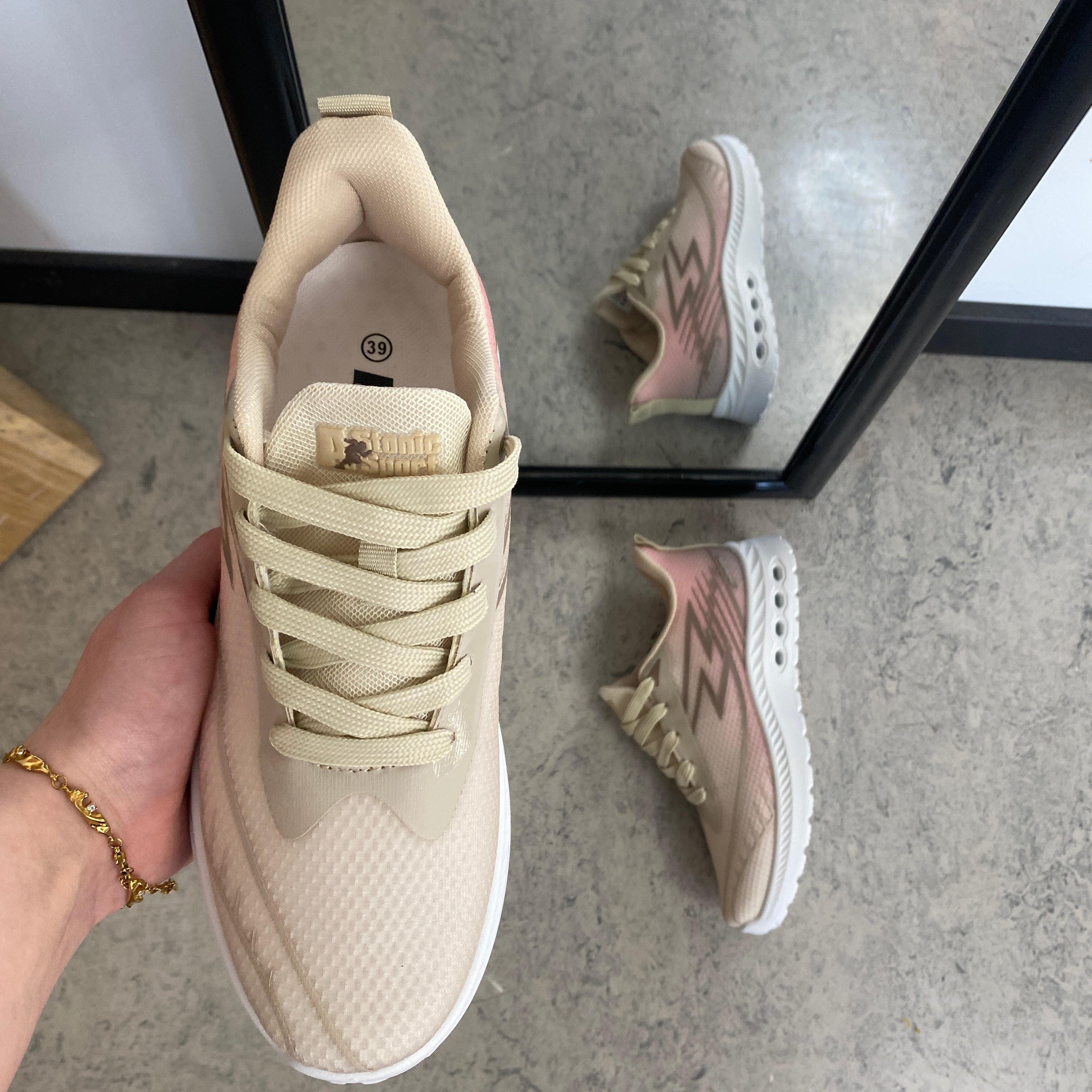 Beige lette sneakers i mesh med støtdempende såle