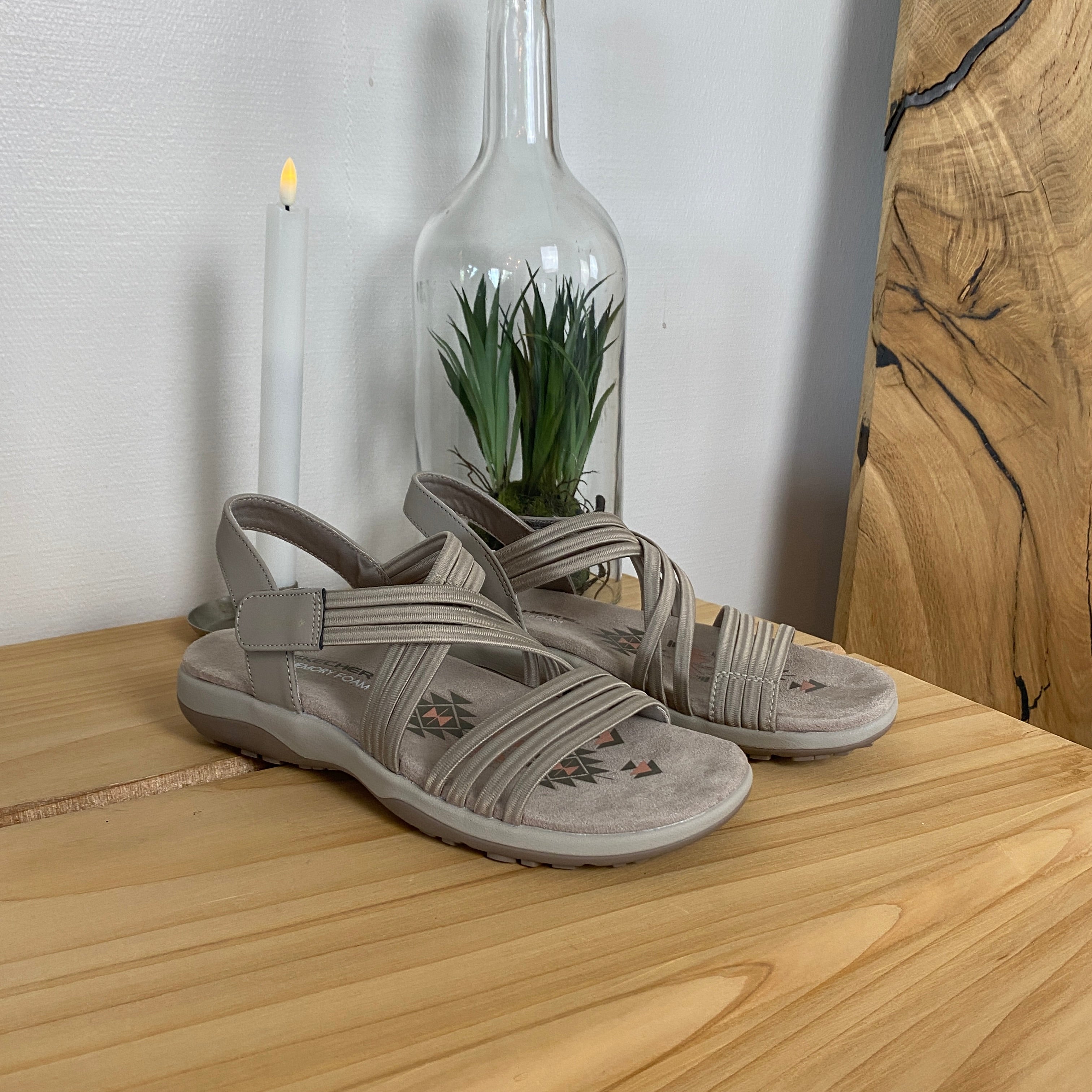 Skechers sandaler med elastiske remmer – lette, fleksible og vaskbare