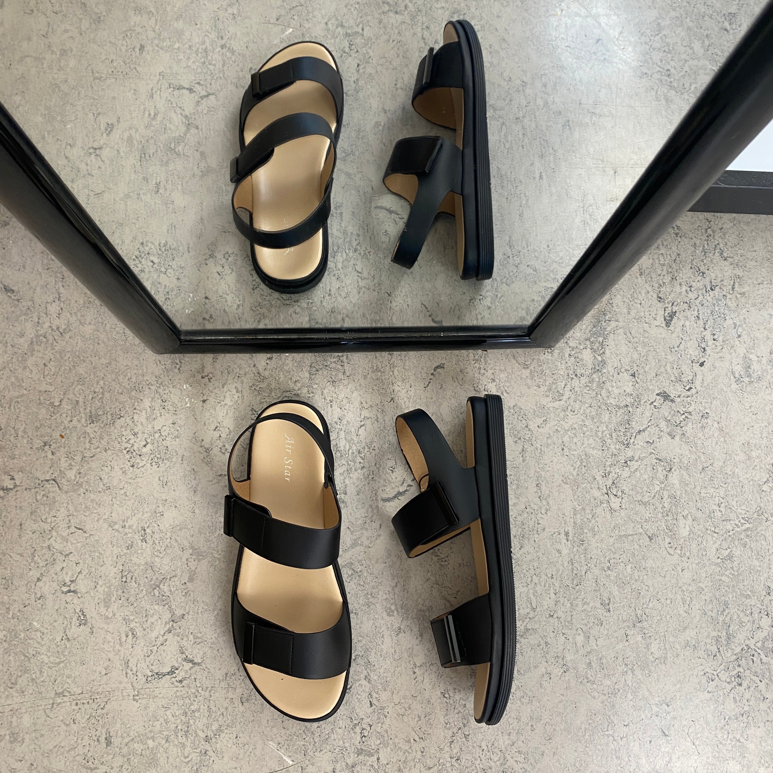 Svart sandal med justerbare remmer og myk komfortsåle