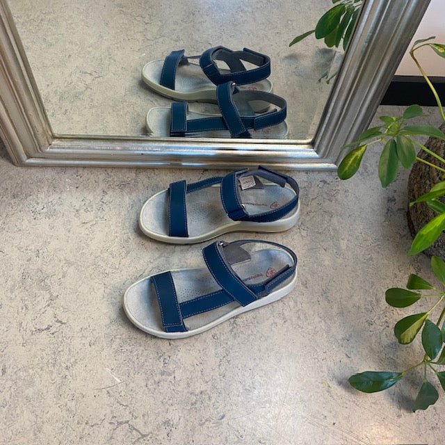 Blå skinnsandal med tre justerbare remmer og svangstøtte