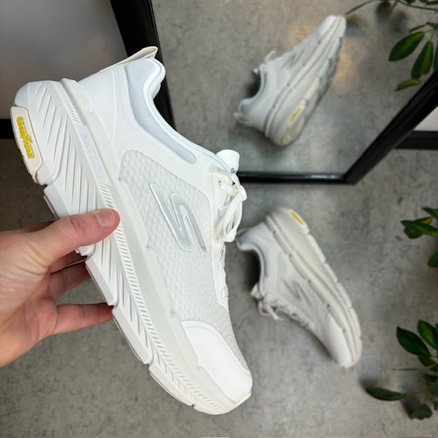 Pustende hvite MaxCushioning-sko fra Skechers