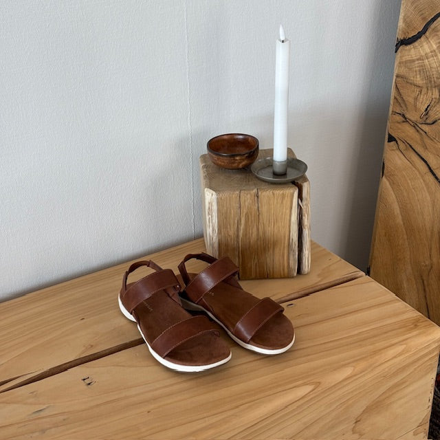 Brun Whistler-sandal med svangstøtte og elastisk hælreim