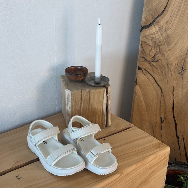 Gaitline sandal – hvit med hvit såle & SGL Technology™