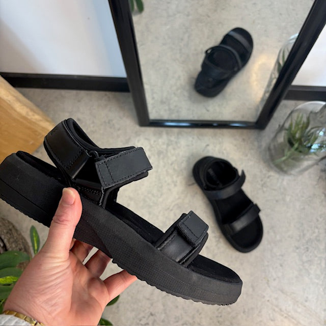 Gaitline sandal – svart med svart såle & SGL Technology™