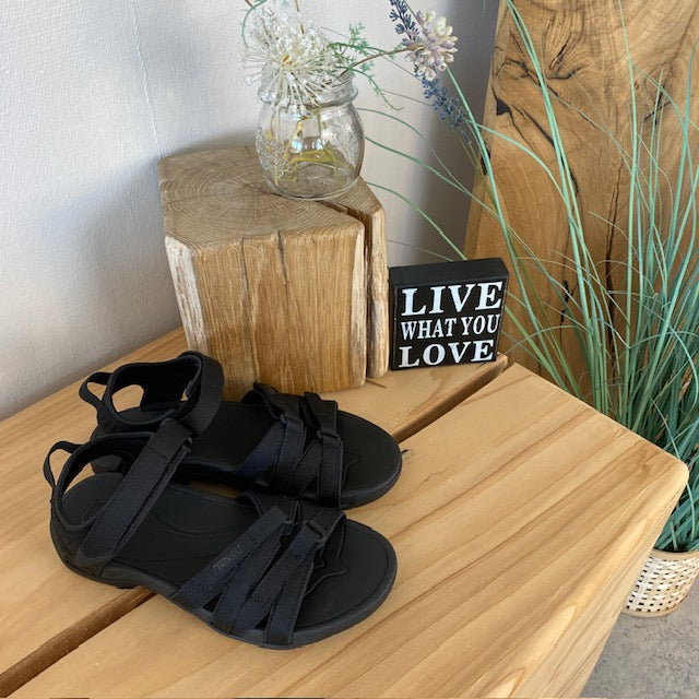 Teva Tirra – smart svart sandal fra Teva med god svangstøtte