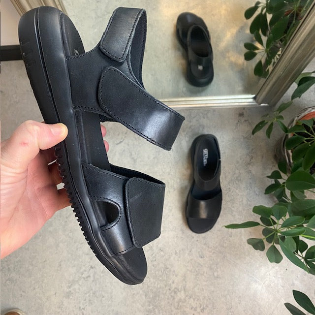 Svart skinnsandal fra Green Comfort
