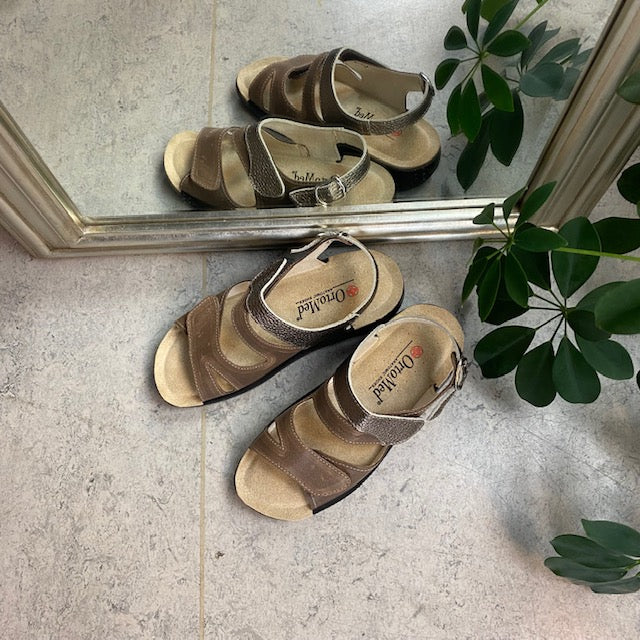 Bred skinnsandal med borrelås