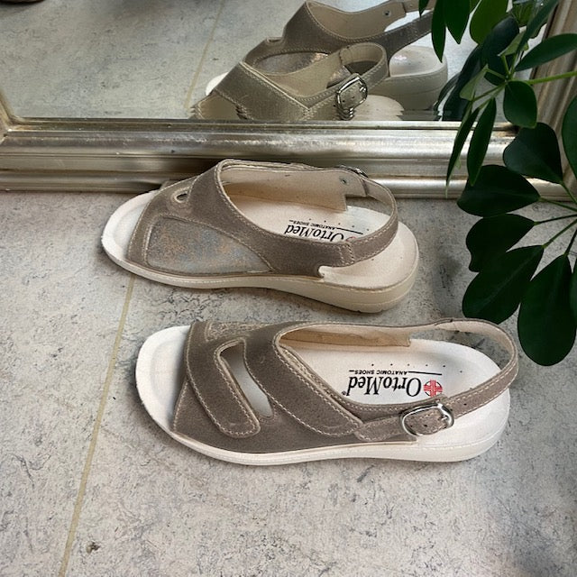 Bred ortopedisk sandal i beige med borrelås, svangstøtte og ekstra plass til knyster
