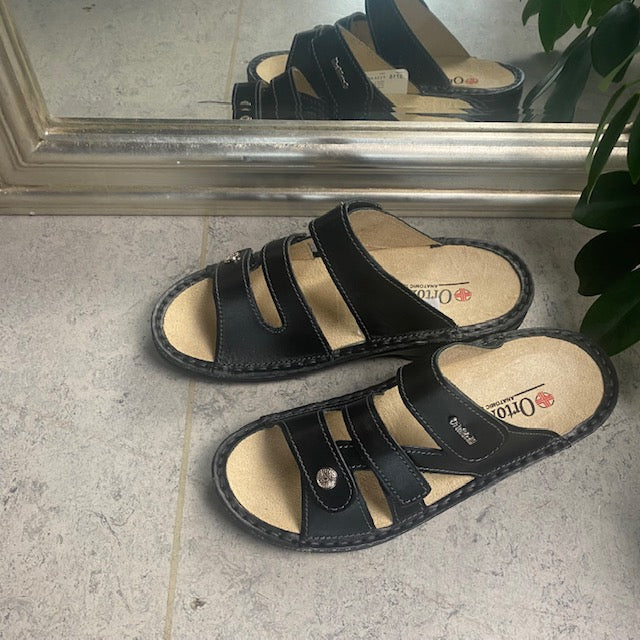 Svart skinn slip-on for knyster