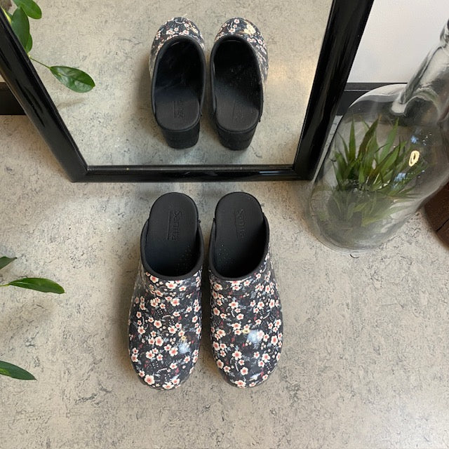 Sanita tøffel-tresko med sort-hvitt blomstermønster