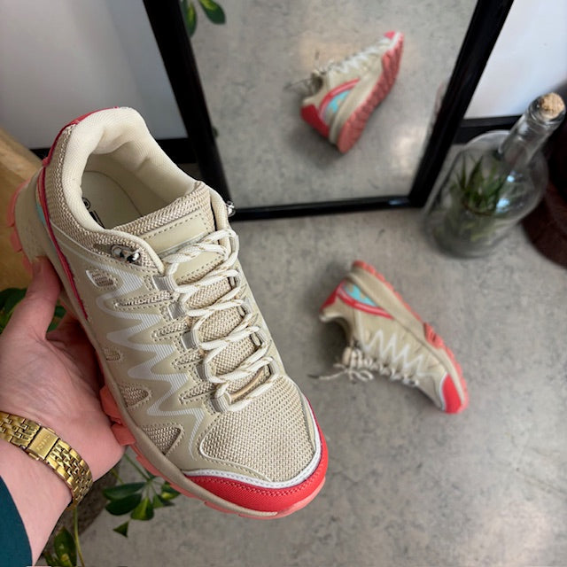 Beige sko med pustende overdel og fine detaljer