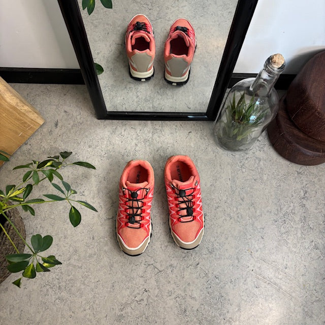 Fleksible laksefargede sneakers med elastisk snøring