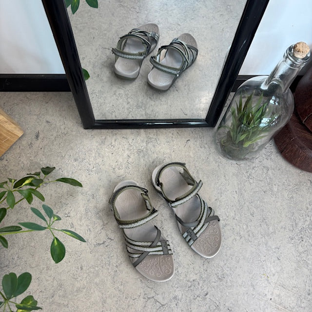 Flott sporty lettvektsandal med god svangstøtte