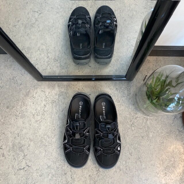 Lukket trekkingsandal i svart – komfort og funksjon i et diskret uttrykk