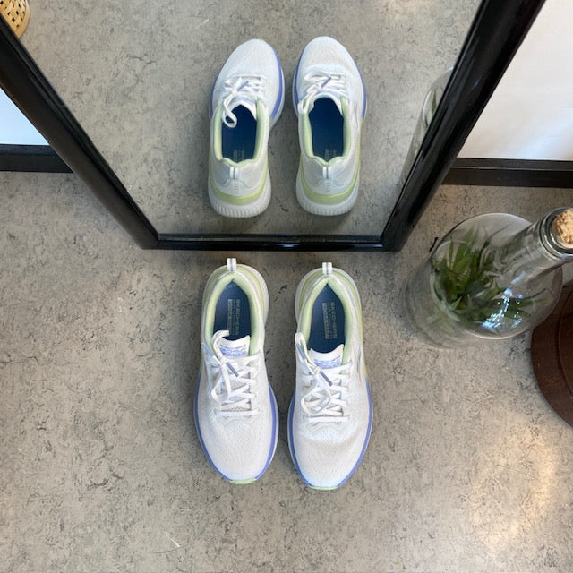 Hvit Skechers GoRun-sko med flotte detaljer