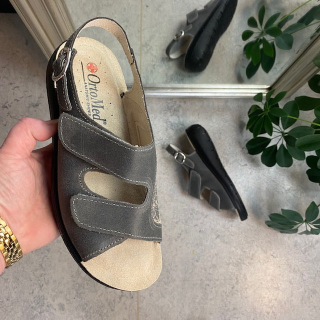 Grå bred skinnsandal for knuter