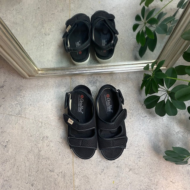 Bred sandal fra OrtoMed med borrelås