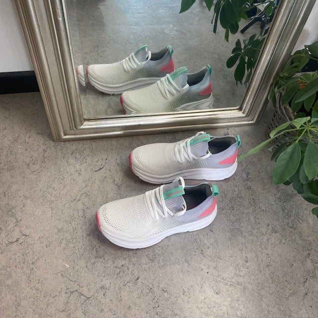 Grå/hvit åndbar slip-on sko med støtdemping