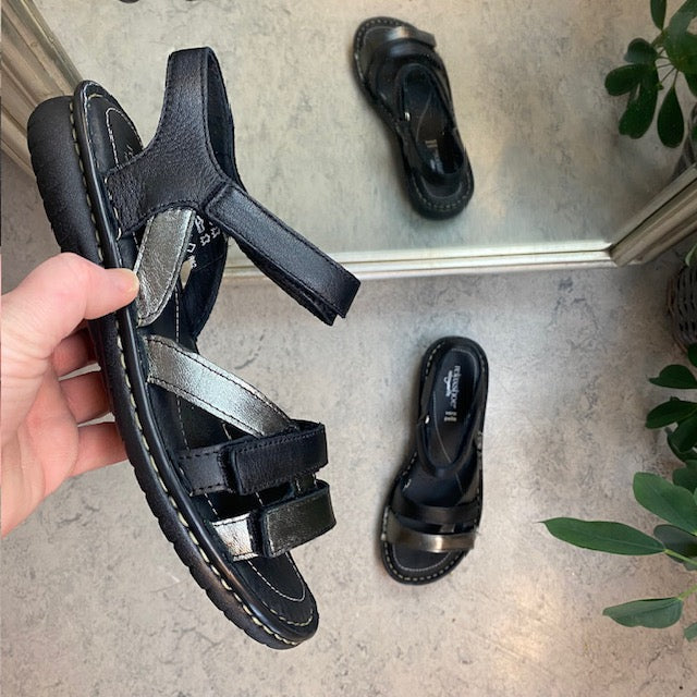 Sort skinnsandal med tre remmer og metallic-detaljer fra Relaxshoe