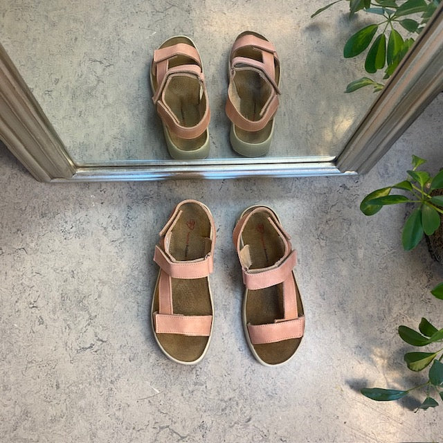 Rosa skinnsandaler med tre justerbare remmer og svangstøtte