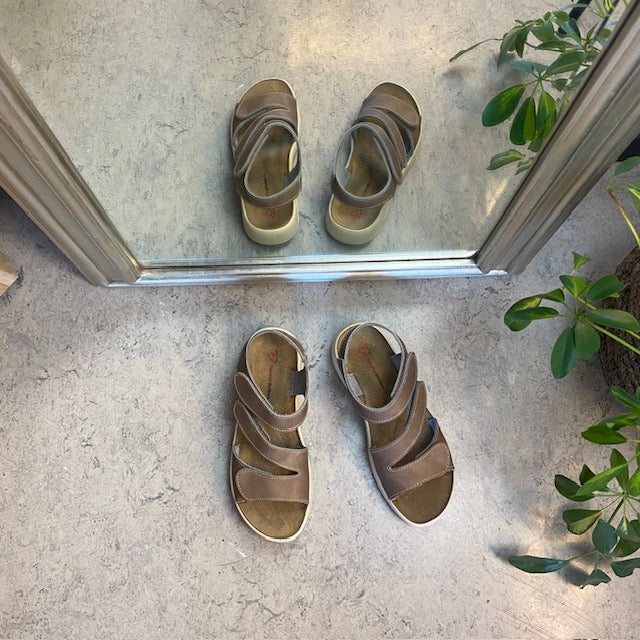 Elegant brun skinnsandal med justerbare remmer