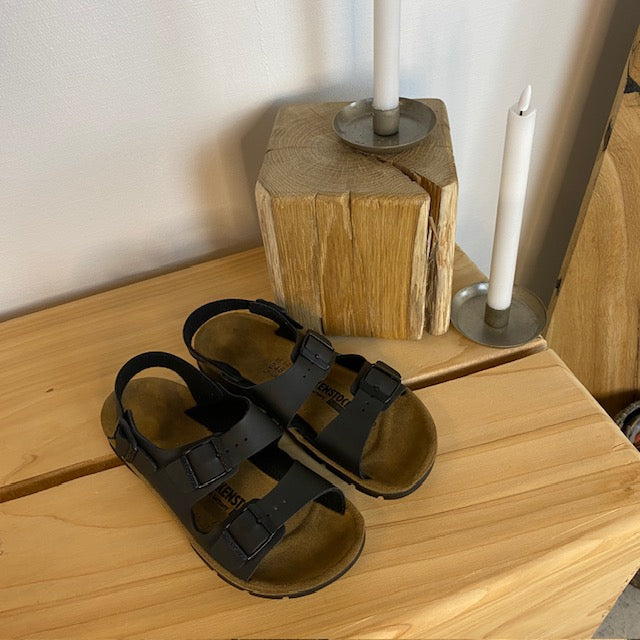 Svart Birkenstock Kano-sandal med sklisikre såler.
