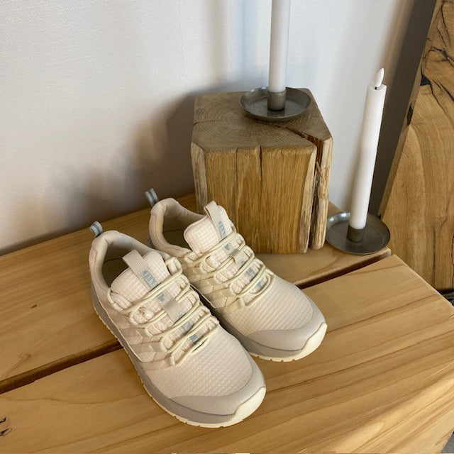 Råhvit Green Comfort tursko med fast fotbue-støtte.