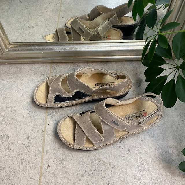 Bred skinnsandal for knyster