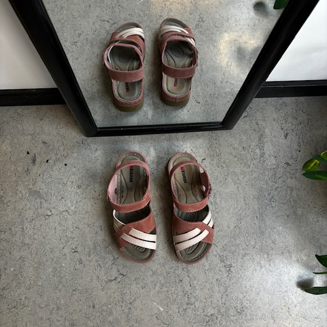 Elegant rosa sandal med svangstøtte - OBS 2. sortering