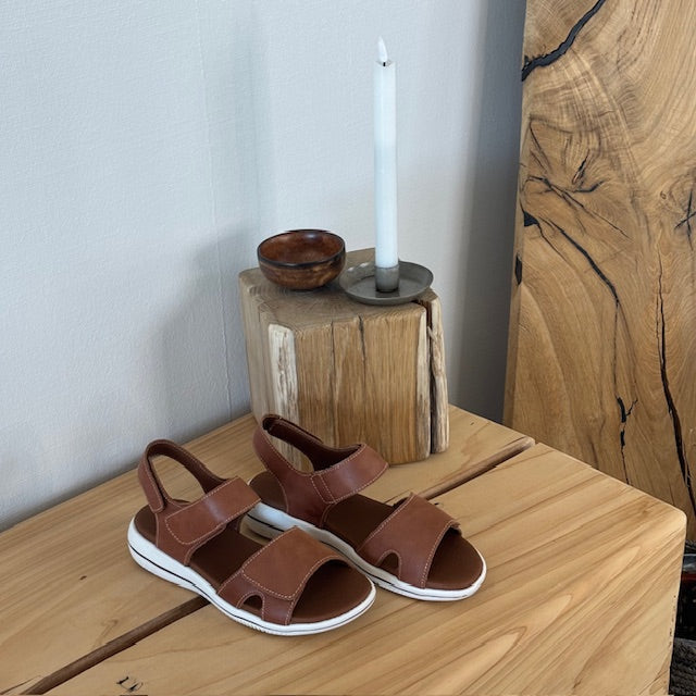 Brun skinnsandal fra Green Comfort