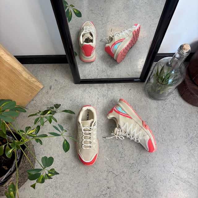 Beige sko med pustende overdel og fine detaljer