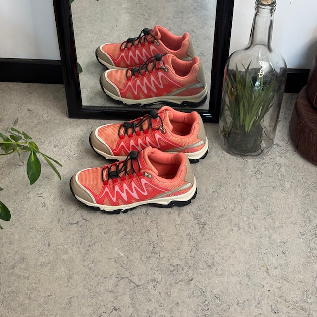 Fleksible laksefargede sneakers med elastisk snøring