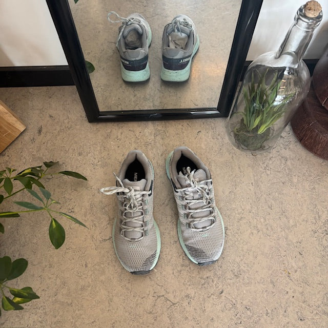 Merrell sko med strikket overdel og støtte i fotbuen