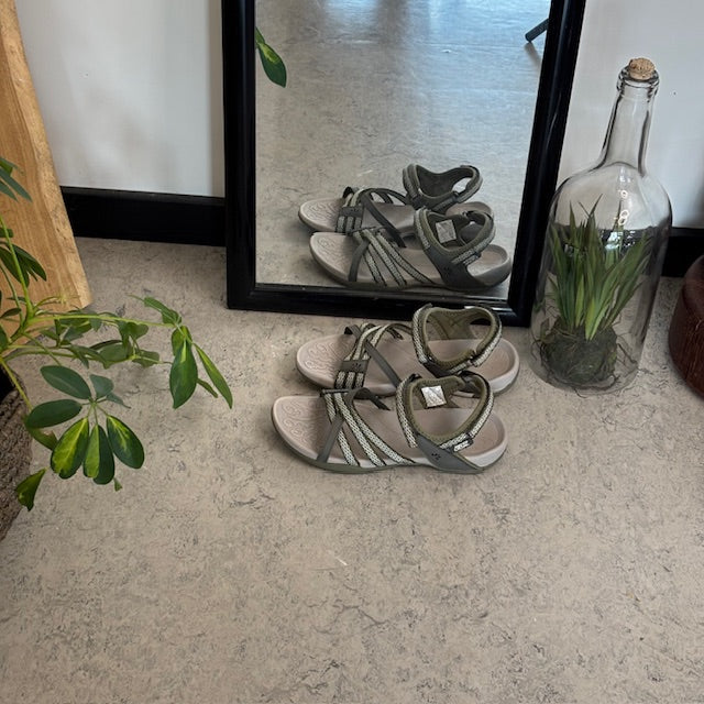 Flott sporty lettvektsandal med god svangstøtte