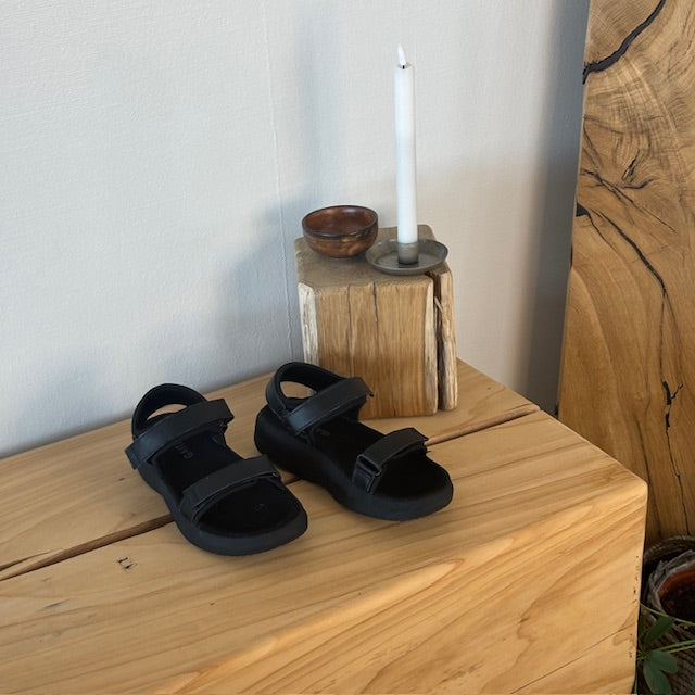 Gaitline sandal – svart med svart såle & SGL Technology™
