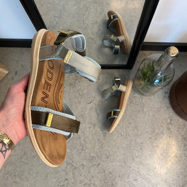 Lyseblå/grønn Woden-sandal med god svangstøtte.
