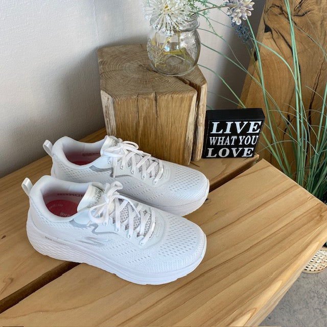Hvit Skechers Max Cushion-sko – optimal støtte og enestående komfort.