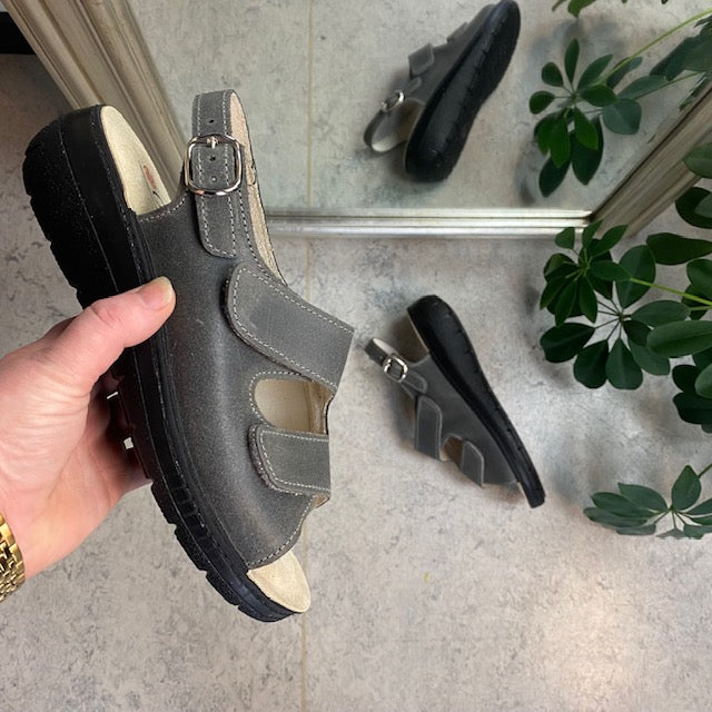 Grå bred skinnsandal for knuter
