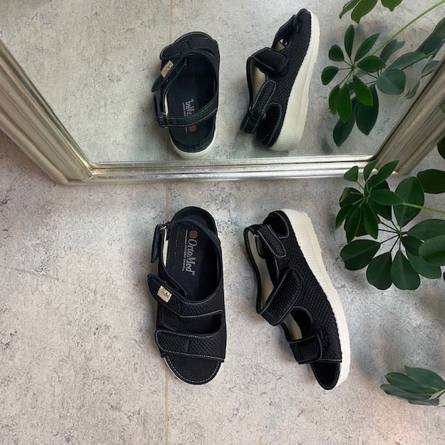 Bred sandal fra OrtoMed med borrelås